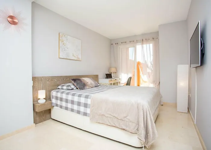 Ample Luxury Fancy Golf & Padel Apartment *